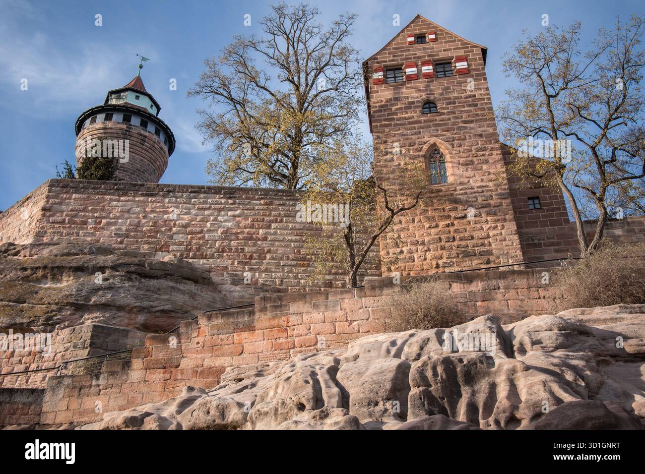 Nürnberg, Deutschland - 13. November 2022: Historische Mauern und Turm der Nürnberger Burg unter einem klaren blauen Himmel. Stockfoto