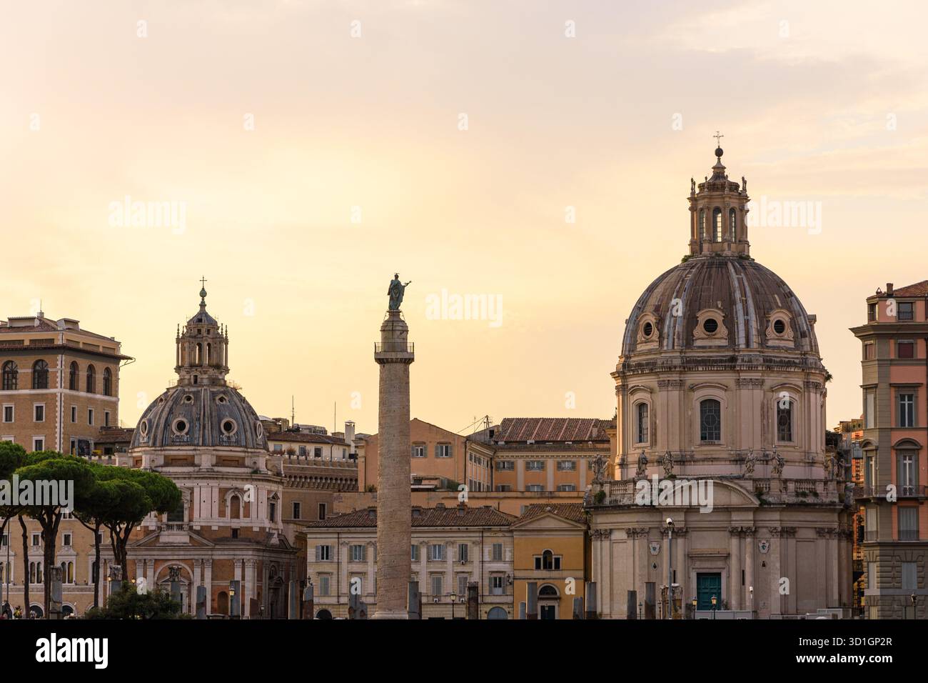 Die Kuppeln der Kirche des Allerheiligsten Namens Maria vom Forum von Trajan und der Kirche Santa Maria di Loreto in Rom zusammen mit Trajans Colum Stockfoto