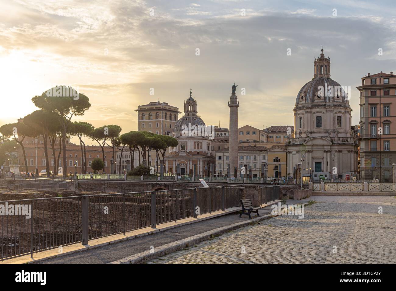 Die Kuppeln der Kirche des Allerheiligsten Namens Maria vom Forum von Trajan und der Kirche Santa Maria di Loreto in Rom zusammen mit Trajans Colum Stockfoto