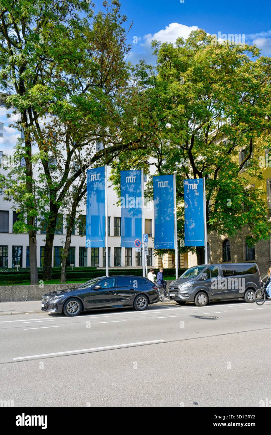 Technishe Universitat München (Technische Universität) und INTERESS-I-Gebäude in der Arcisstraße in München Stockfoto