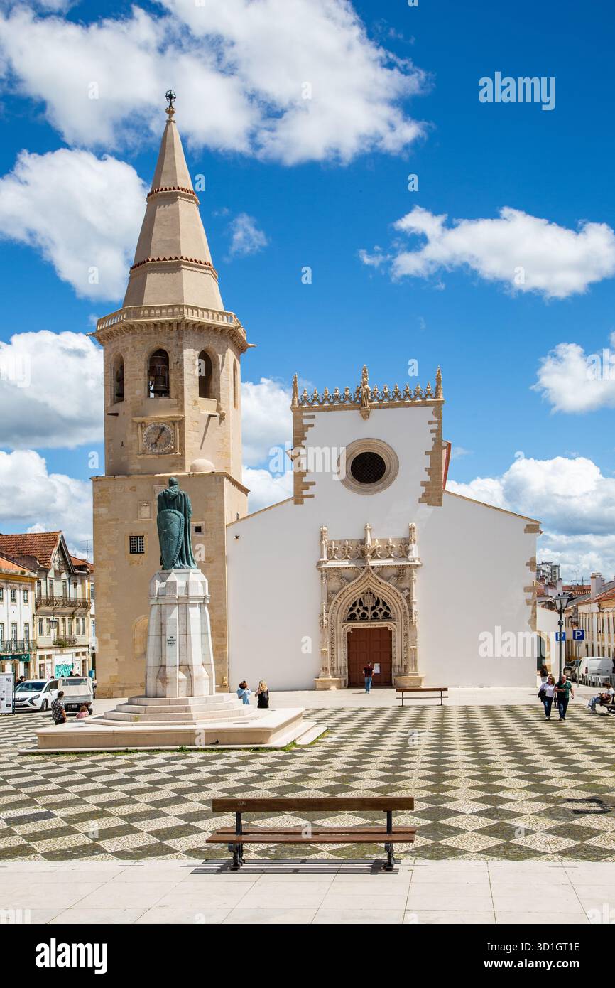 Die Kirche des Heiligen Johannes des täufers und die Statue von Gualdim Pais auf dem Hauptplatz oder Praca da República in der portugiesischen Stadt Tomar Portugal Stockfoto