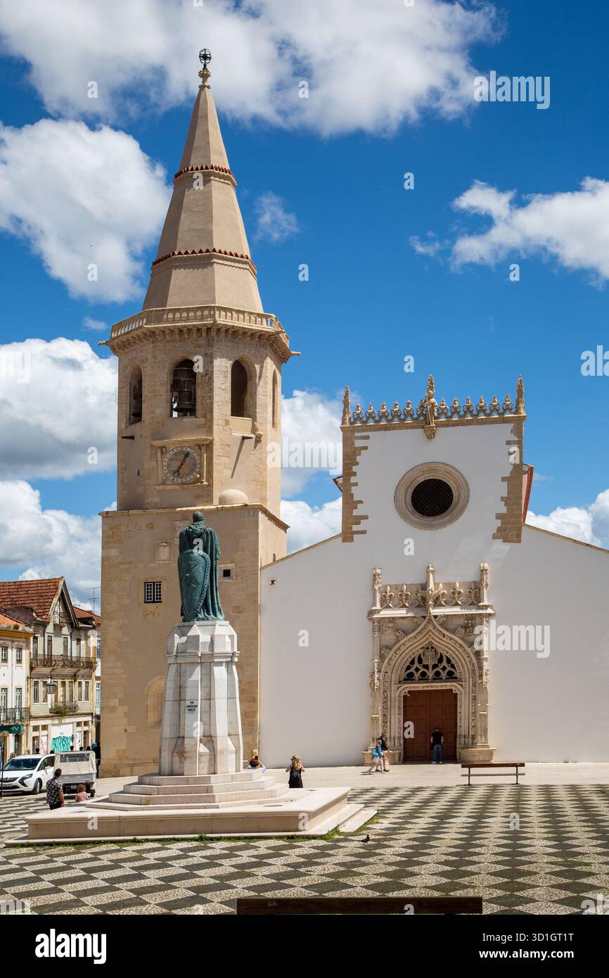 Die Kirche des Heiligen Johannes des täufers und die Statue von Gualdim Pais auf dem Hauptplatz oder Praca da República in der portugiesischen Stadt Tomar Portugal Stockfoto
