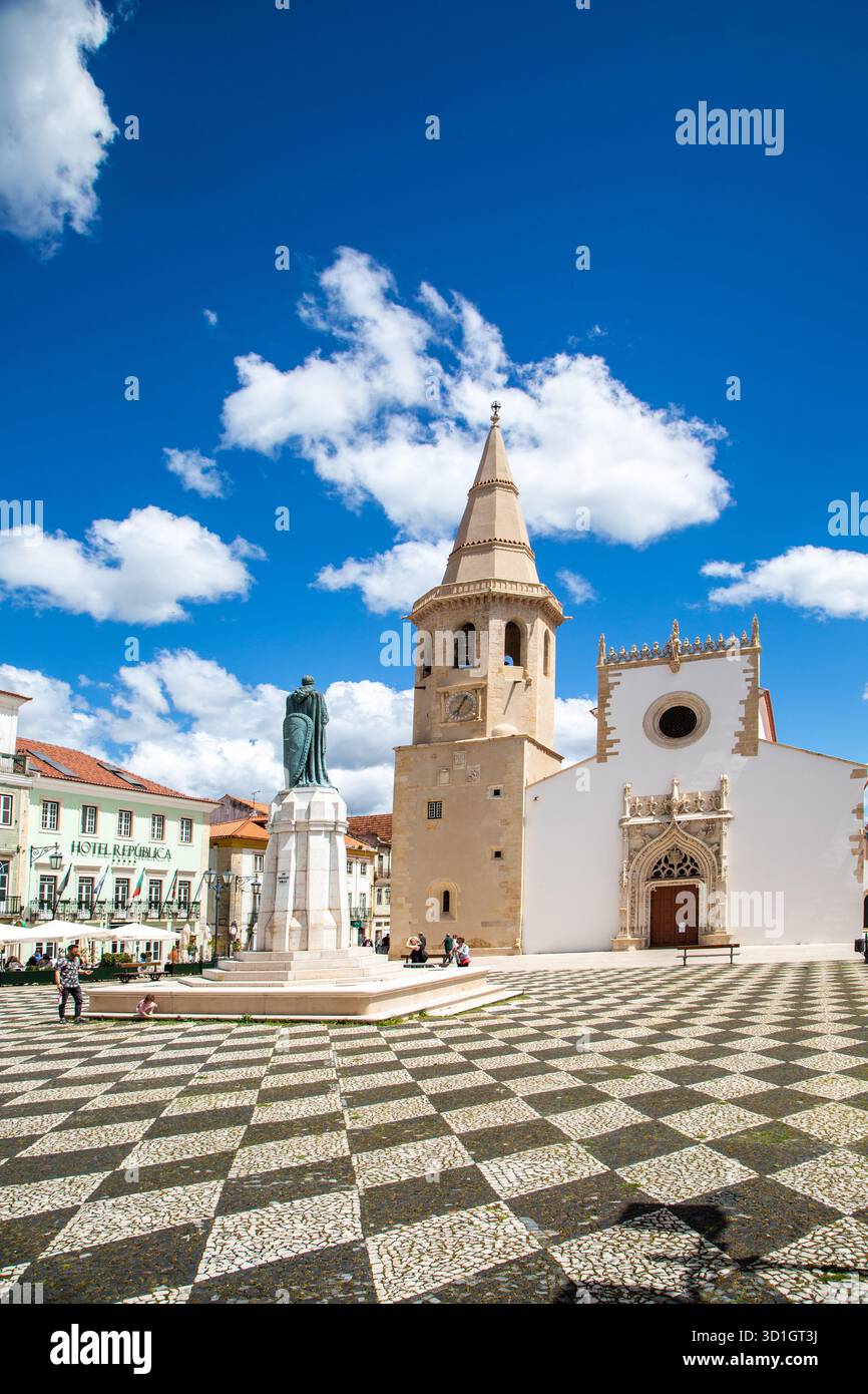 Die Kirche des Heiligen Johannes des täufers und die Statue von Gualdim Pais auf dem Hauptplatz oder Praca da República in der portugiesischen Stadt Tomar Portugal Stockfoto