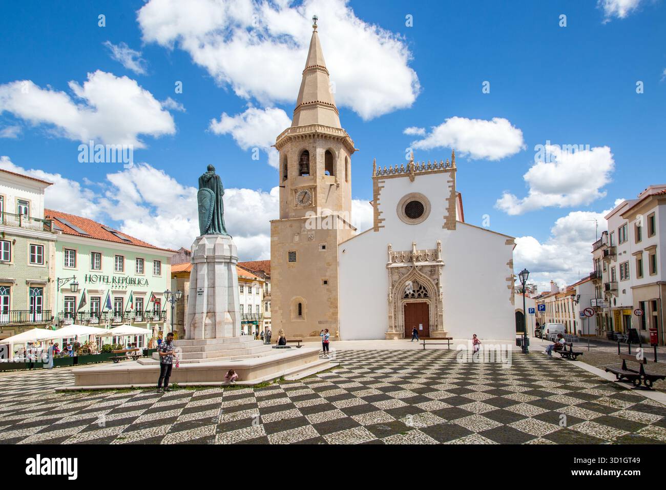 Die Kirche des Heiligen Johannes des täufers und die Statue von Gualdim Pais auf dem Hauptplatz oder Praca da República in der portugiesischen Stadt Tomar Portugal Stockfoto