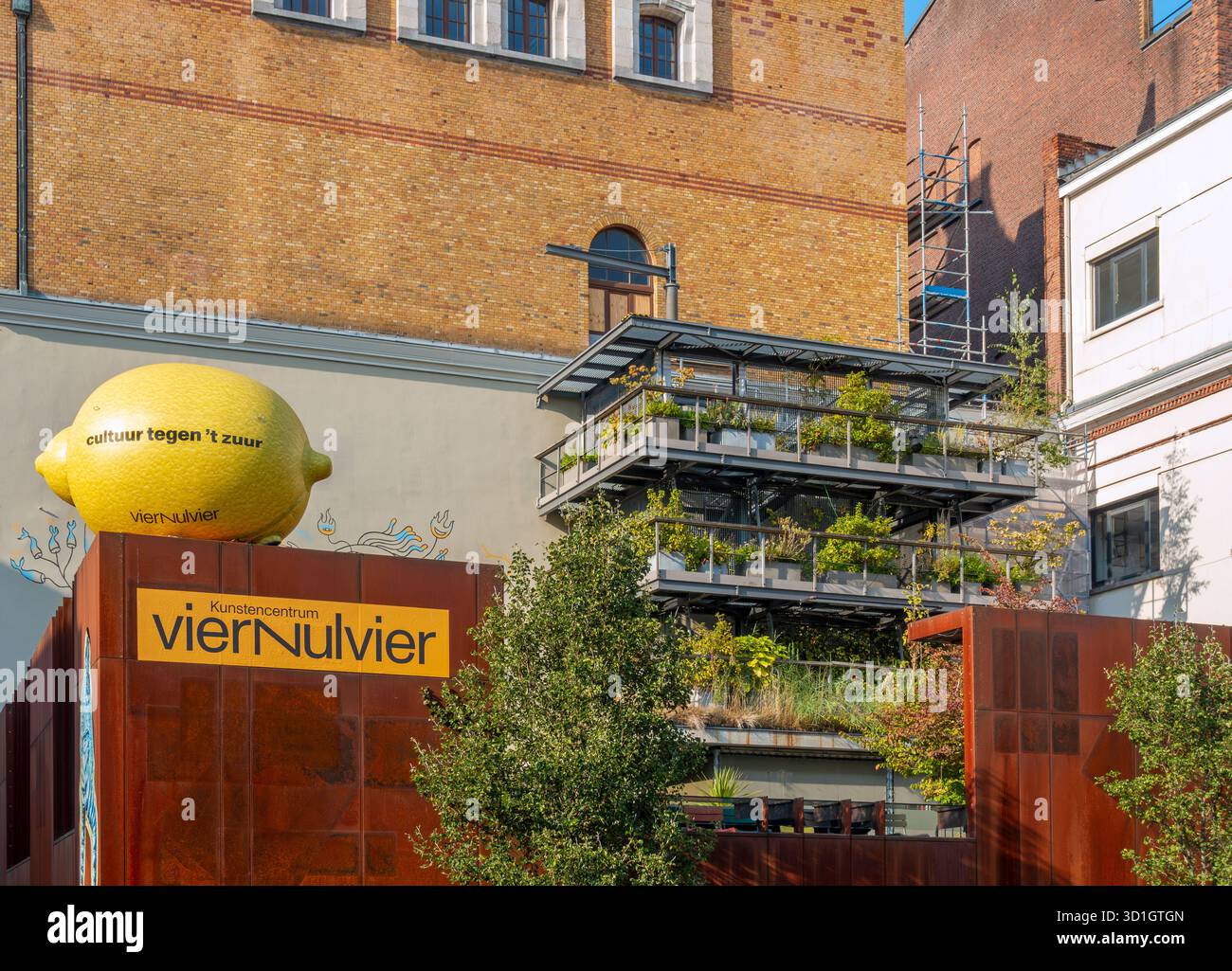 VIERNULVIER Arts Centre, flämische Kunstinstitution, Café, Ballsaal und Konzertsaal in de Vooruit in der Stadt Gent/Gent, Ostflandern, Belgien Stockfoto
