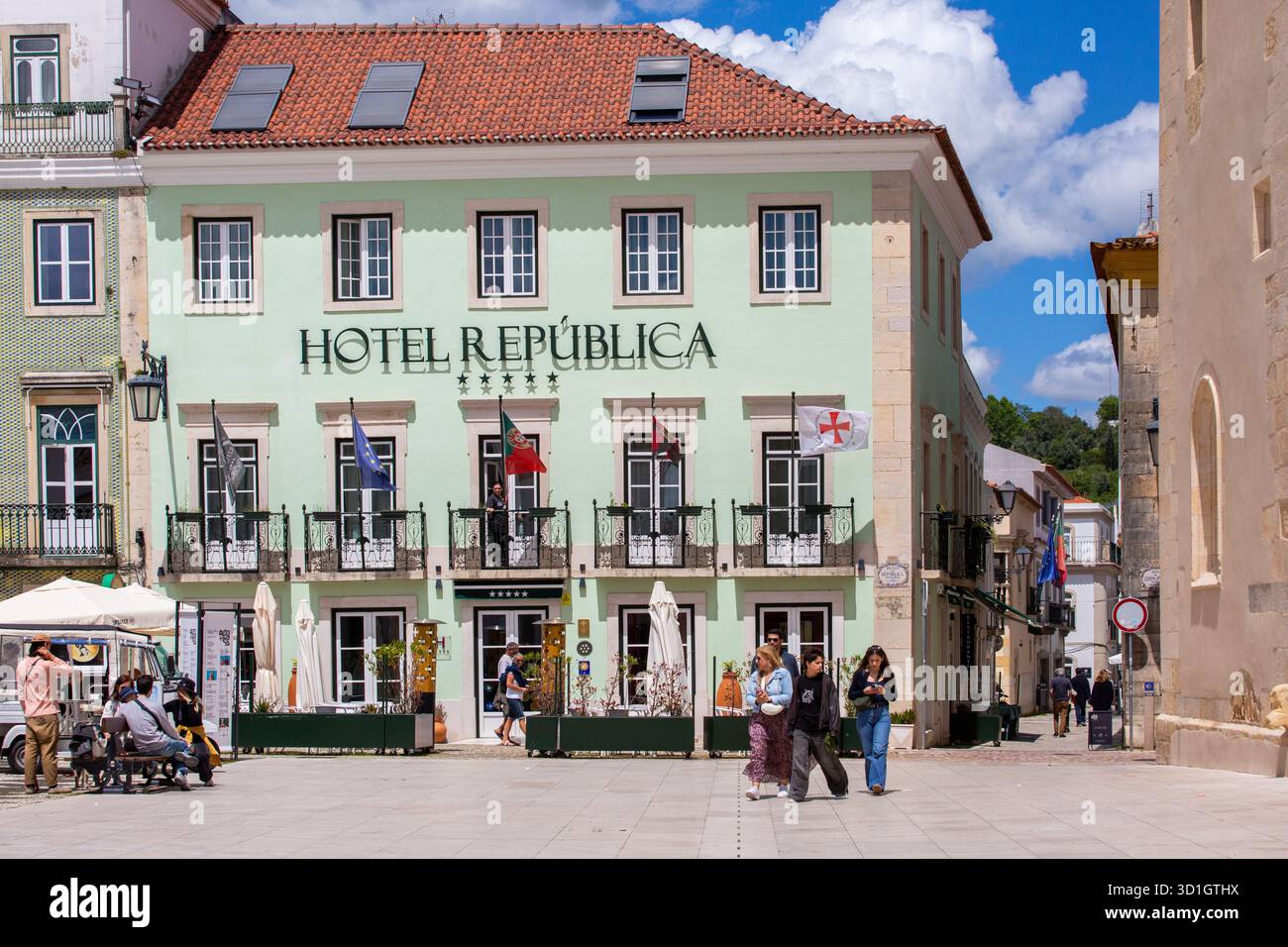 Das Hotel República Boutique Hotel befindet sich am Hauptplatz oder der Praca de Republica in der portugiesischen Stadt Tomar, Portugal Stockfoto