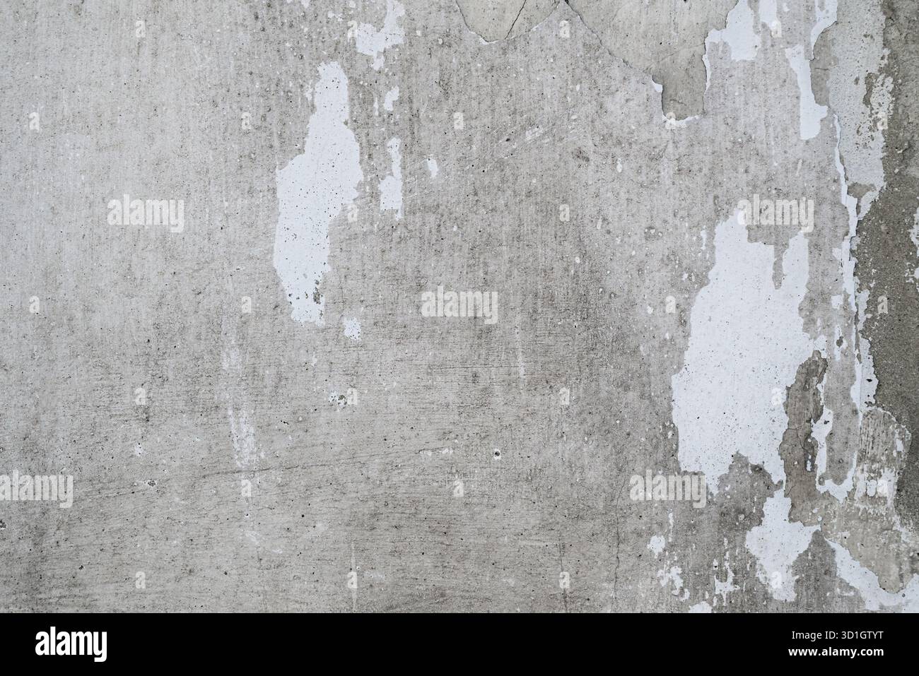 Raue Textur von altem Beton oder verputzter Wand mit Bruchstücken abblätternder weißer Farbe. Ideal für Grunge-Effekte und Vintage-Hintergründe. Stockfoto