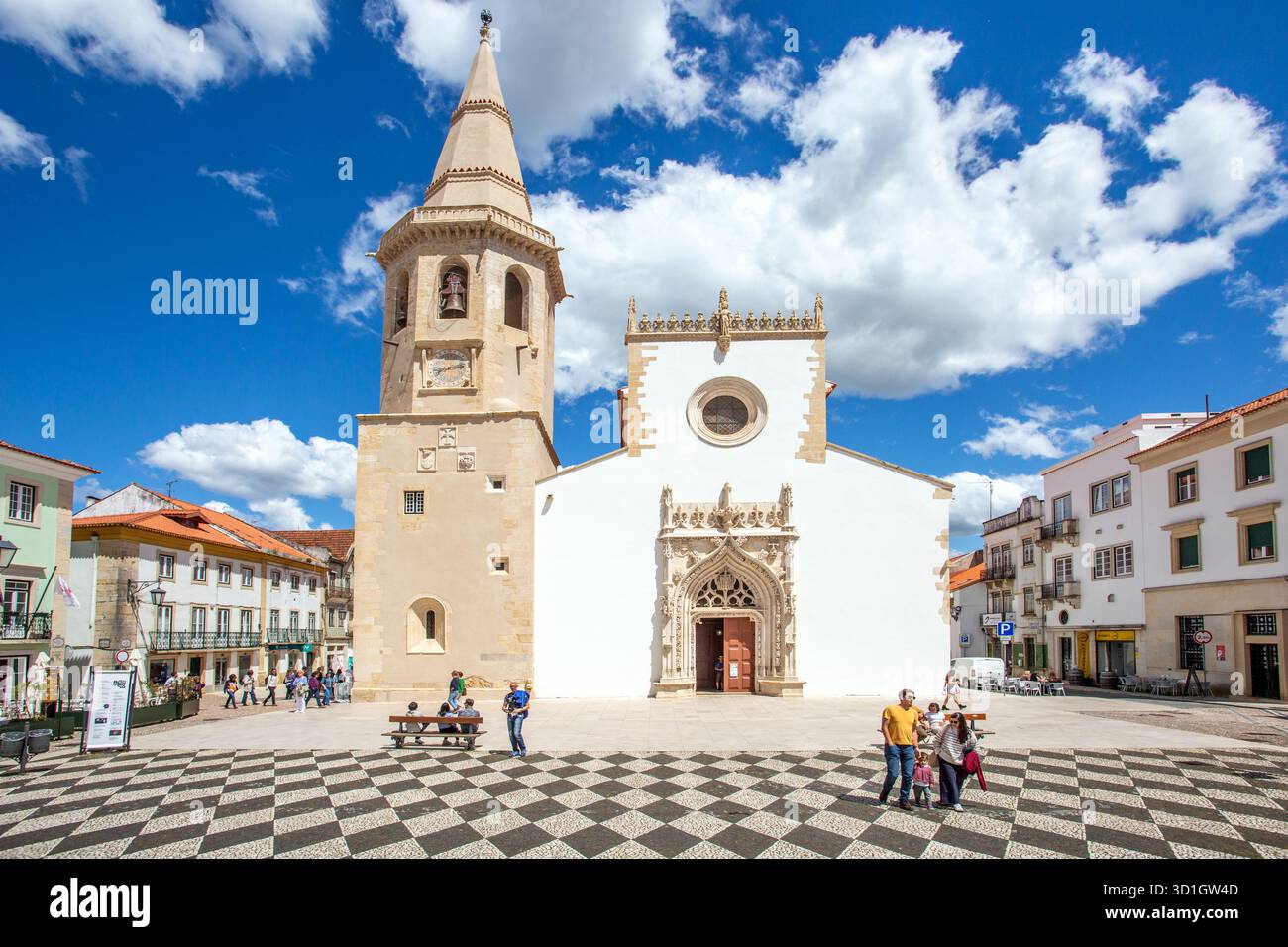Die Kirche St. Johannes des täufers auf dem Hauptplatz oder die Praca da República in der portugiesischen Stadt Tomar Portugal, die ehemalige Heimat des Tempelritters war Stockfoto