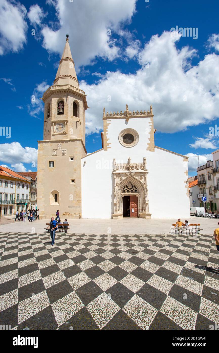 Die Kirche St. Johannes des täufers auf dem Hauptplatz oder die Praca da República in der portugiesischen Stadt Tomar Portugal, die ehemalige Heimat des Tempelritters war Stockfoto