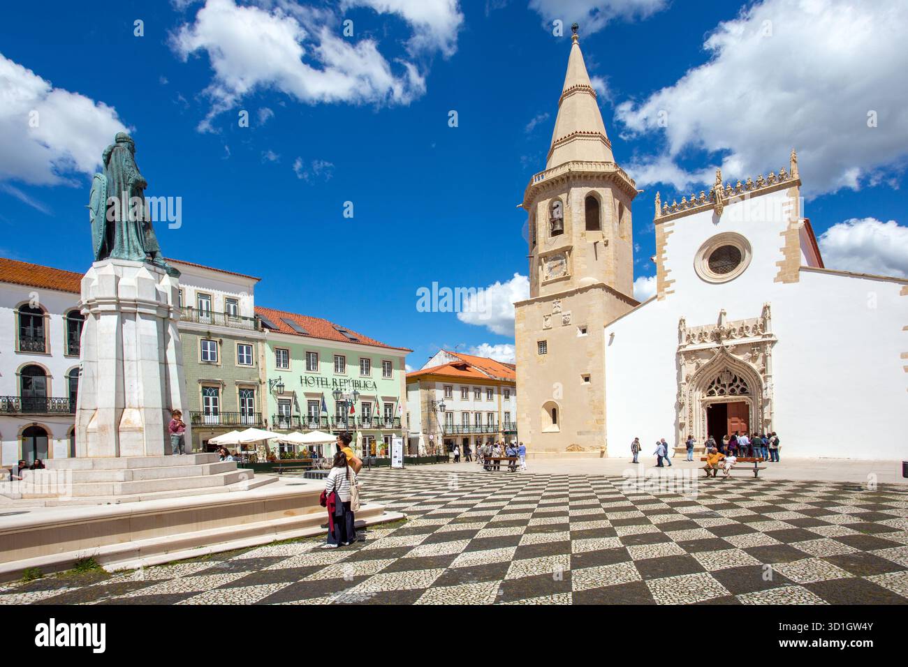 Die Kirche des Heiligen Johannes des täufers und die Statue von Gualdim Pais auf dem Hauptplatz oder Praca da República in der portugiesischen Stadt Tomar Portugal Stockfoto