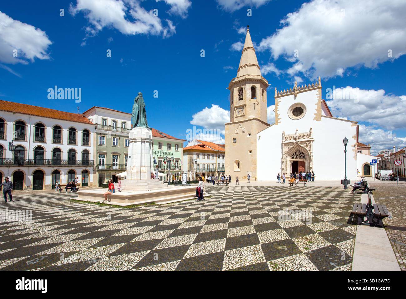 Die Kirche des Heiligen Johannes des täufers und die Statue von Gualdim Pais auf dem Hauptplatz oder Praca da República in der portugiesischen Stadt Tomar Portugal Stockfoto