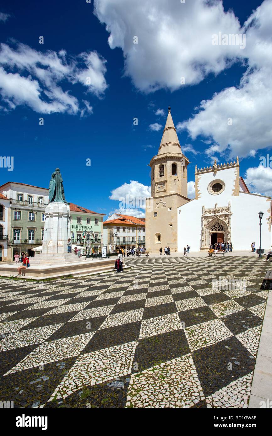 Die Kirche des Heiligen Johannes des täufers und die Statue von Gualdim Pais auf dem Hauptplatz oder Praca da República in der portugiesischen Stadt Tomar Portugal Stockfoto