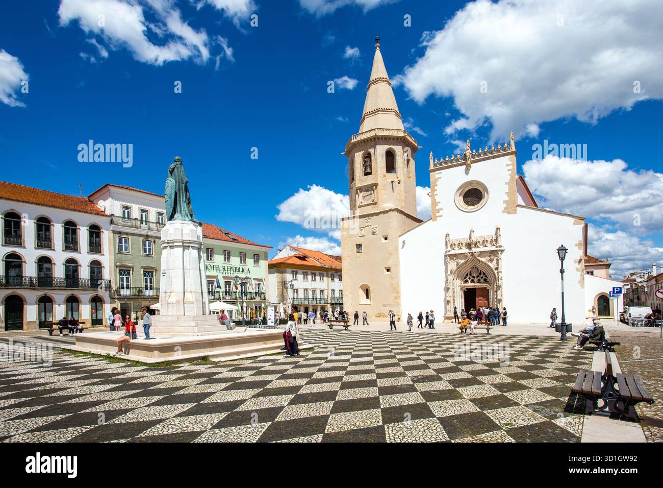 Die Kirche des Heiligen Johannes des täufers und die Statue von Gualdim Pais auf dem Hauptplatz oder Praca da República in der portugiesischen Stadt Tomar Portugal Stockfoto