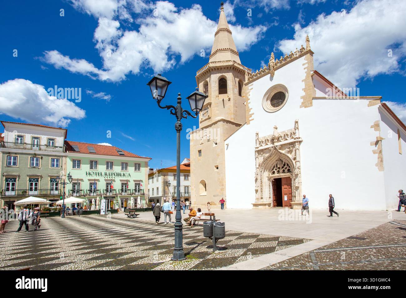 Die Kirche St. Johannes des täufers auf dem Hauptplatz oder die Praca da República in der portugiesischen Stadt Tomar Portugal, die ehemalige Heimat des Tempelritters war Stockfoto