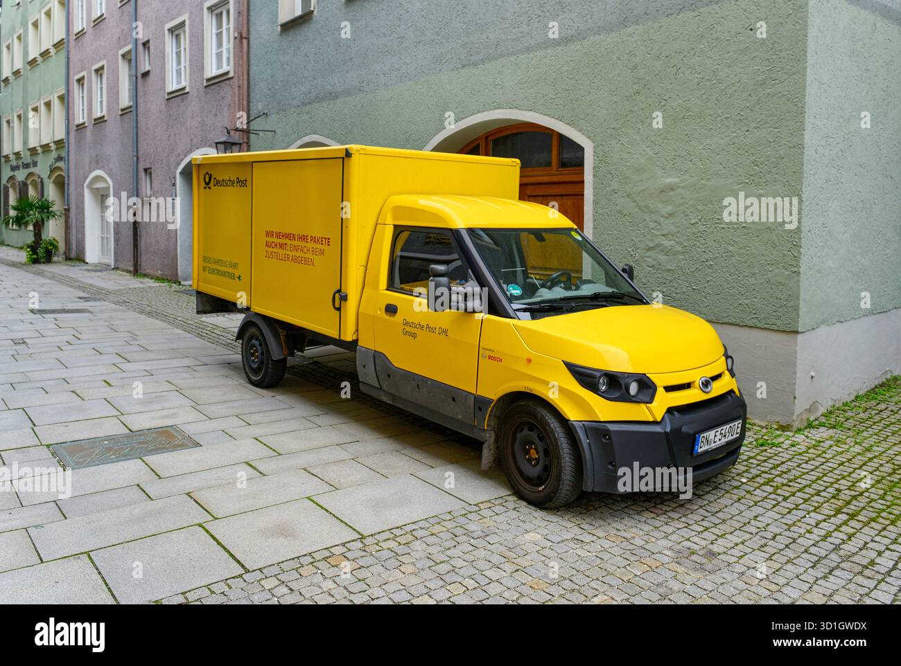 Hellgelbes Fahrzeug der Gruppe Deutsche Post DHL Stockfoto