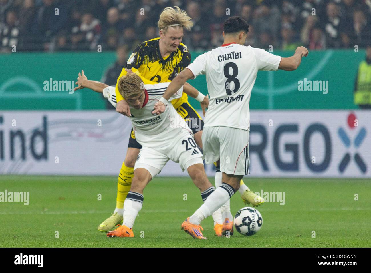 Julian Brandt (Dortmund 10) & Ritsu Doan (Eintracht Frankfurt #20) & Fares CHAIBI (Eintracht Frankfurt #8) im Kampf um den Ball, Eintracht Frankfurt - Borussia Dortmund, Frankfurt, Deutsche Bank Park, 28.10.2025 Credit: BEAUTIFUL SPORTS Pressefotoagentur/Alamy Live News Stockfoto