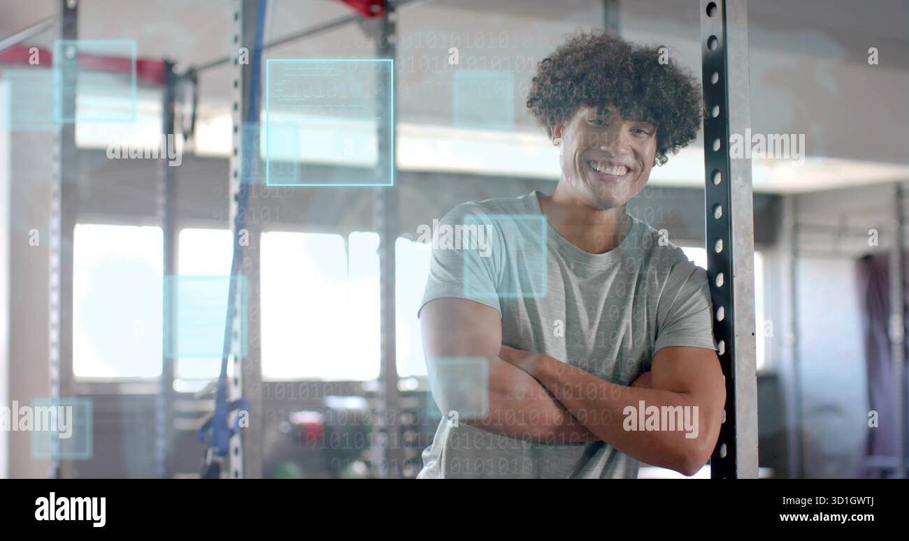 Lehnender Trainer trägt Hemd im Fitnessstudio mit Metallhockgestell, Tellern, digitalen Overlays, Kopierraum Stockfoto