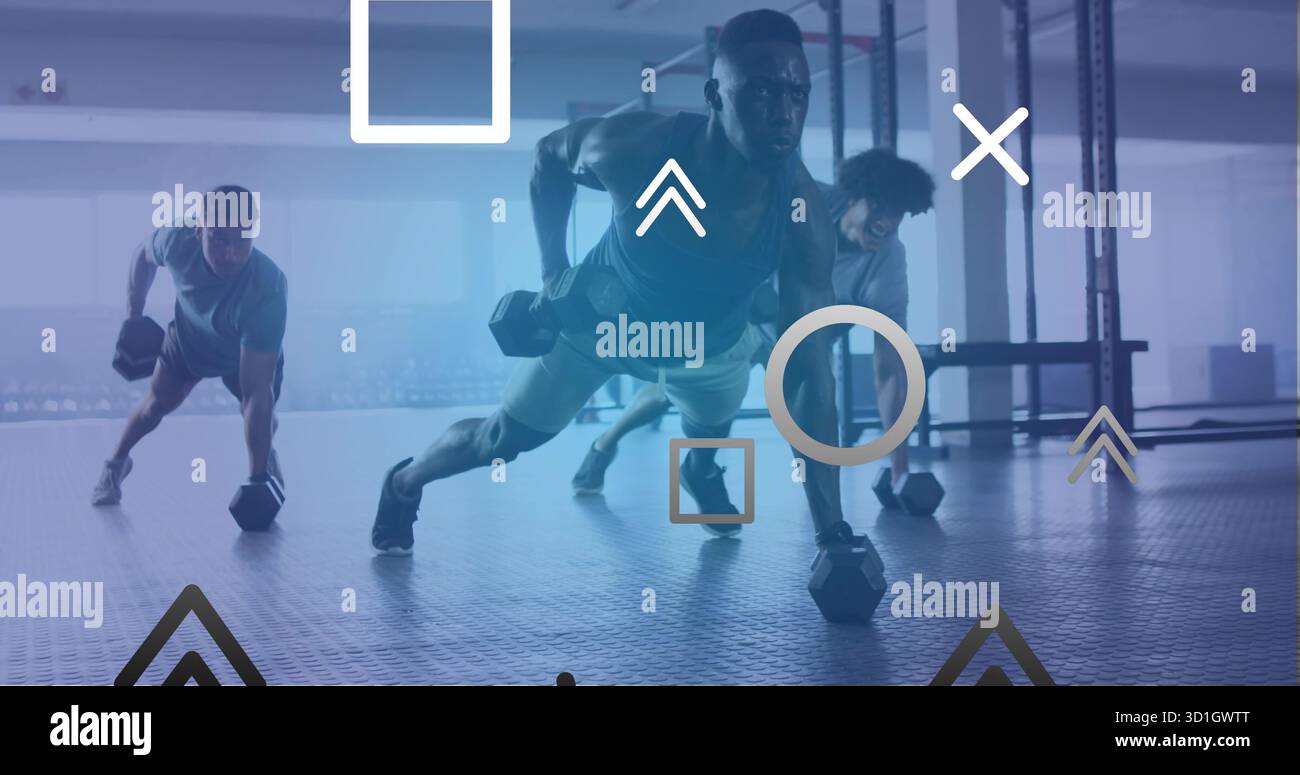 Drei Fitness-Enthusiasten halten Kurzhanteln auf dem Boden des Fitnessstudios mit großen Fenstern Stockfoto