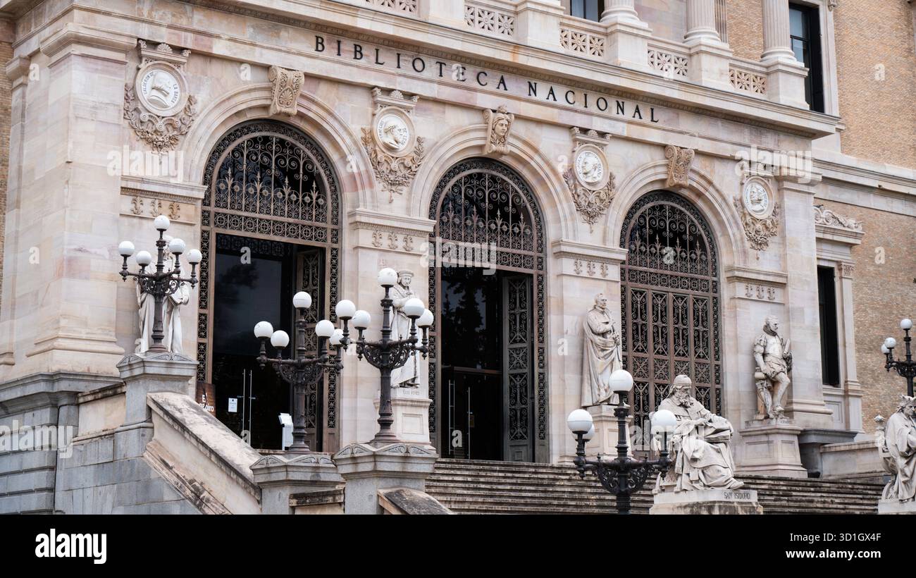 Blick auf den Eingang zur Nationalbibliothek in Madrid, Spanien Stockfoto