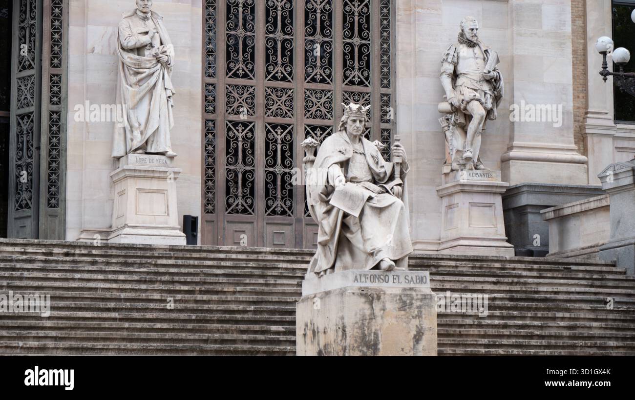 Blick auf die Skulptur des Königs Alfonso am Eingang zum Madrider Nationalmuseum Stockfoto