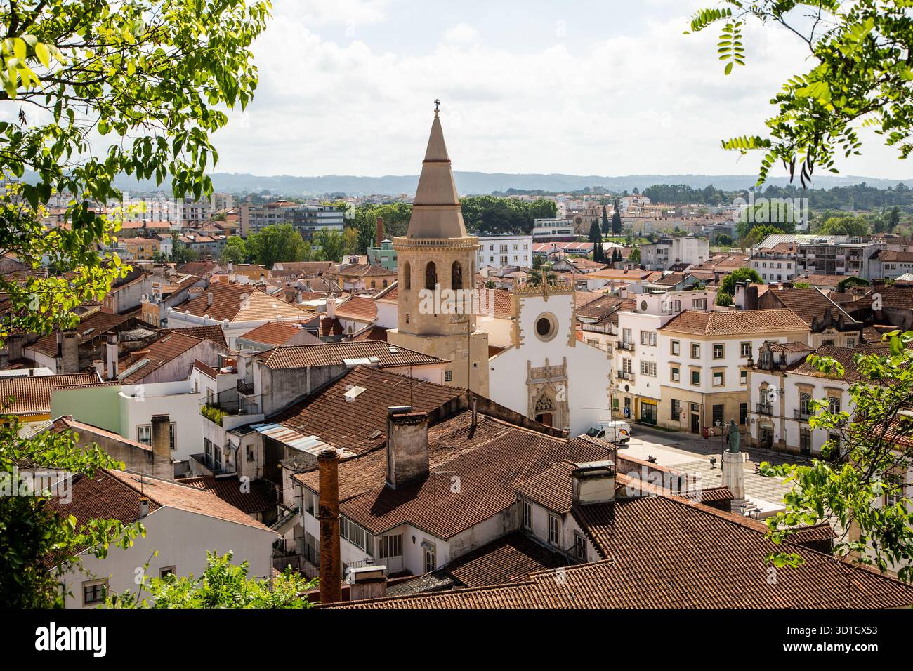 Blick von oben auf die Kirche des Hl. Johannes des täufers auf dem Hauptplatz oder die Praca da República in der portugiesischen Stadt Tomar Portugal Stockfoto
