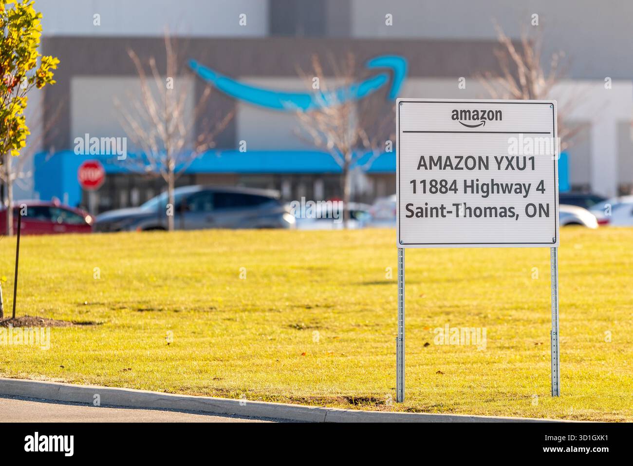 St. Thomas, Kanada - 28. Oktober 2025. Ein Versandzentrum von Amazon im Südwesten von Ontario am selben Tag kündigte das Unternehmen 14.000 Entlassungen von Personal in Nordamerika und Europa an. Einige Mitarbeiter spekulieren, dass die tatsächlichen Entlassungen näher an 30.000 liegen werden, da der Online-Einzelhandel in KI investiert. Mark Spowart/Alamy Live News. Stockfoto