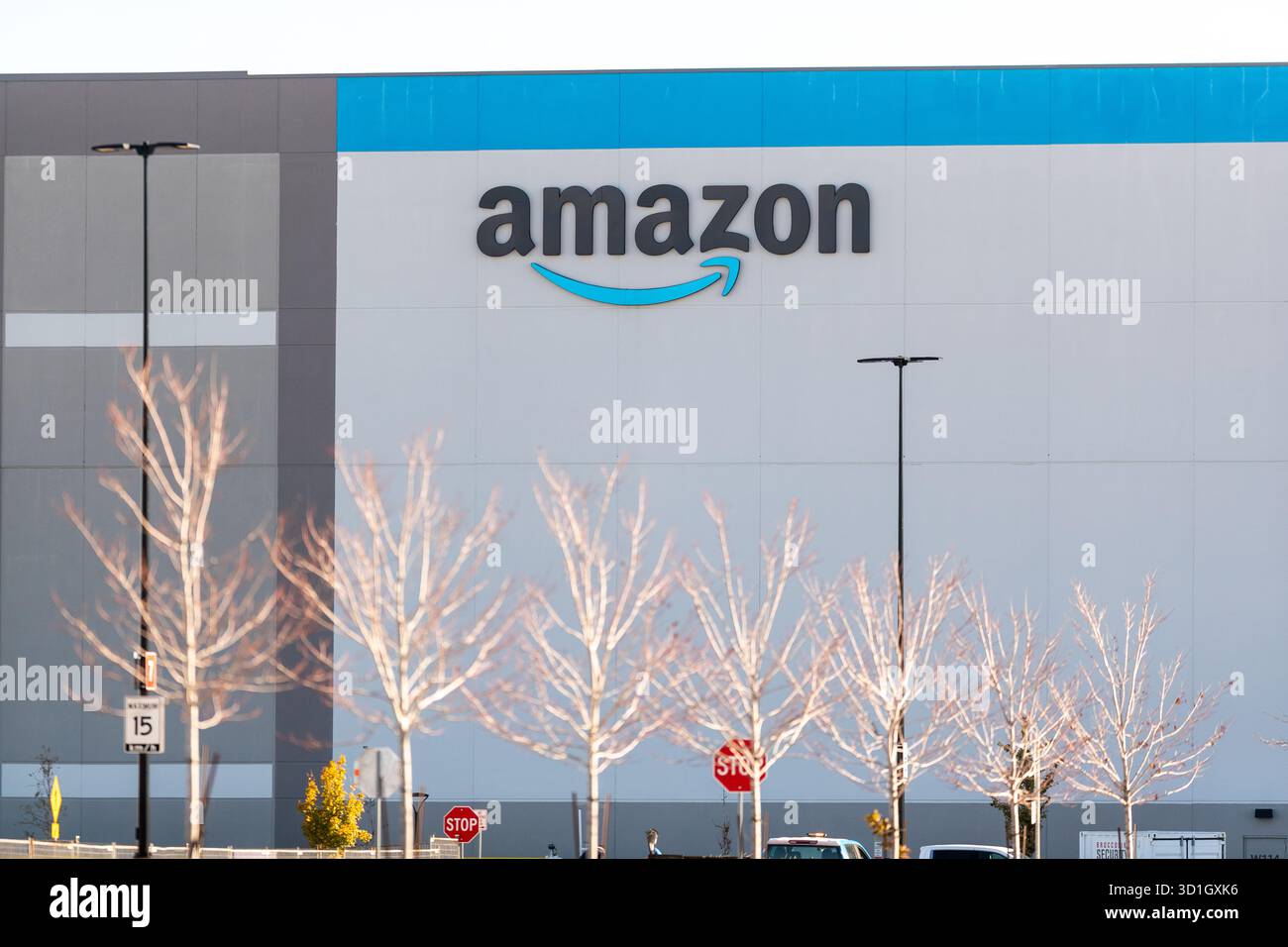 St. Thomas, Kanada - 28. Oktober 2025. Ein Versandzentrum von Amazon im Südwesten von Ontario am selben Tag kündigte das Unternehmen 14.000 Entlassungen von Personal in Nordamerika und Europa an. Einige Mitarbeiter spekulieren, dass die tatsächlichen Entlassungen näher an 30.000 liegen werden, da der Online-Einzelhandel in KI investiert. Mark Spowart/Alamy Live News. Stockfoto