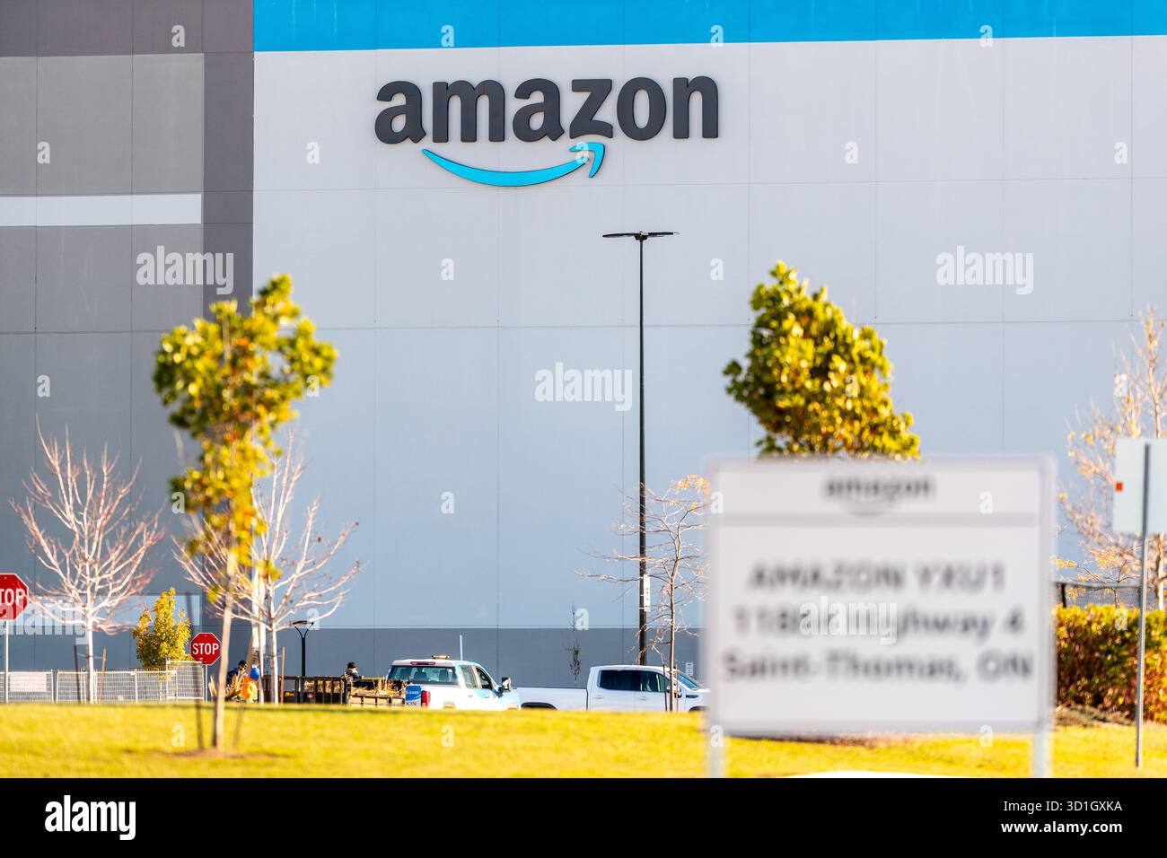 St. Thomas, Kanada - 28. Oktober 2025. Ein Versandzentrum von Amazon im Südwesten von Ontario am selben Tag kündigte das Unternehmen 14.000 Entlassungen von Personal in Nordamerika und Europa an. Einige Mitarbeiter spekulieren, dass die tatsächlichen Entlassungen näher an 30.000 liegen werden, da der Online-Einzelhandel in KI investiert. Mark Spowart/Alamy Live News. Stockfoto