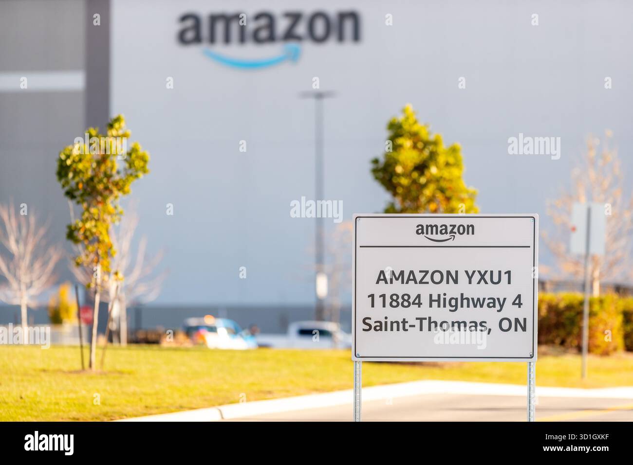 St. Thomas, Kanada - 28. Oktober 2025. Ein Versandzentrum von Amazon im Südwesten von Ontario am selben Tag kündigte das Unternehmen 14.000 Entlassungen von Personal in Nordamerika und Europa an. Einige Mitarbeiter spekulieren, dass die tatsächlichen Entlassungen näher an 30.000 liegen werden, da der Online-Einzelhandel in KI investiert. Mark Spowart/Alamy Live News. Stockfoto