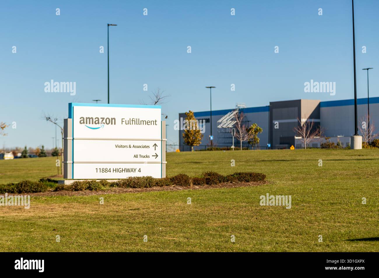 St. Thomas, Kanada - 28. Oktober 2025. Ein Versandzentrum von Amazon im Südwesten von Ontario am selben Tag kündigte das Unternehmen 14.000 Entlassungen von Personal in Nordamerika und Europa an. Einige Mitarbeiter spekulieren, dass die tatsächlichen Entlassungen näher an 30.000 liegen werden, da der Online-Einzelhandel in KI investiert. Mark Spowart/Alamy Live News. Stockfoto