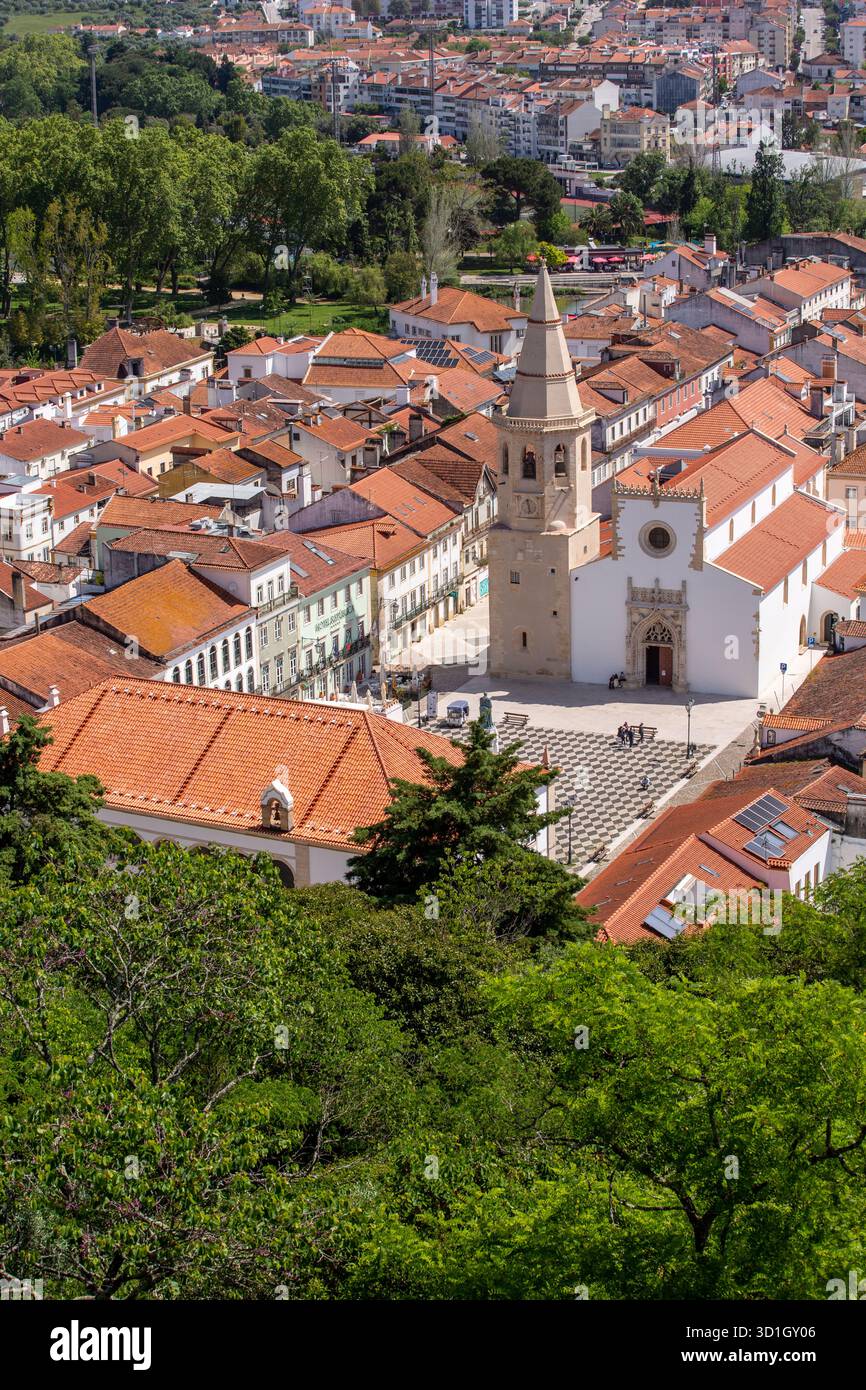 Blick von oben auf die Kirche des Hl. Johannes des täufers auf dem Hauptplatz oder die Praca da República in der portugiesischen Stadt Tomar Portugal Stockfoto