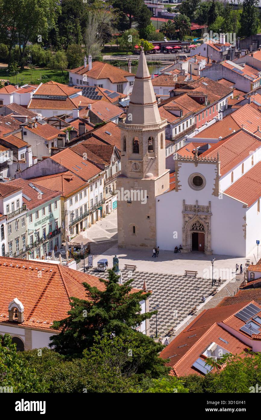 Blick von oben auf die Kirche des Hl. Johannes des täufers auf dem Hauptplatz oder die Praca da República in der portugiesischen Stadt Tomar Portugal Stockfoto