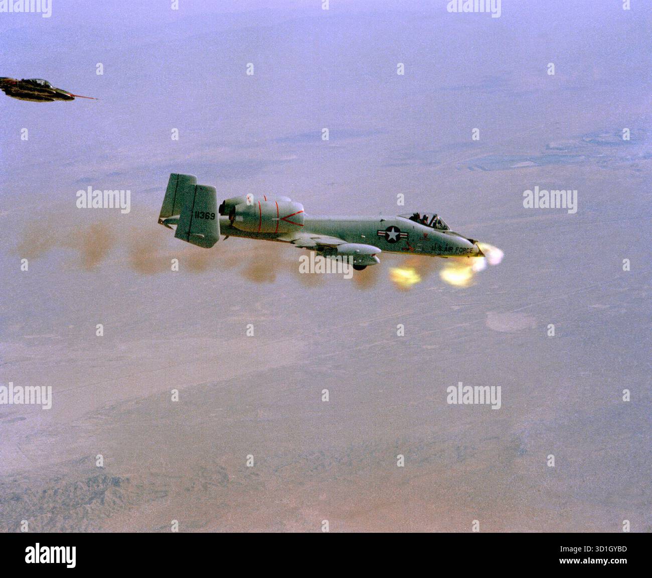 Eine Luft-Luft-Ansicht von rechts eines YA-10-Flugzeugs, das seine GAU-8 30-mm-Kanone während eines Tests abfeuerte, 1974 Stockfoto