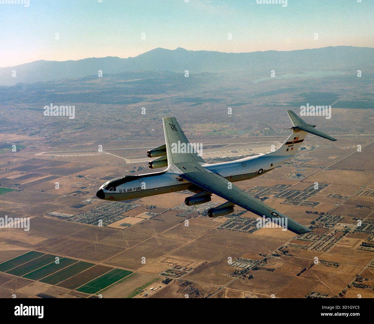 Eine Luft-Luft-Ansicht von der linken Seite eines C-141 Starlifter-Flugzeugs über der Norton Air Force Base, 1980 Stockfoto