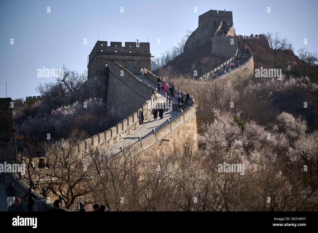 Steinsteintunnel mit schmalem Korridor und Stufen auf der Chinesischen Mauer, altes architektonisches Inneres, Tor zur Festung, vertikale Perspektive Stockfoto