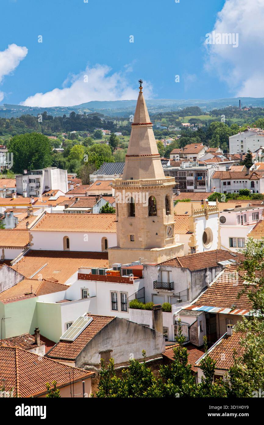 Blick von oben auf die Kirche des Hl. Johannes des täufers auf dem Hauptplatz oder die Praca da República in der portugiesischen Stadt Tomar Portugal Stockfoto