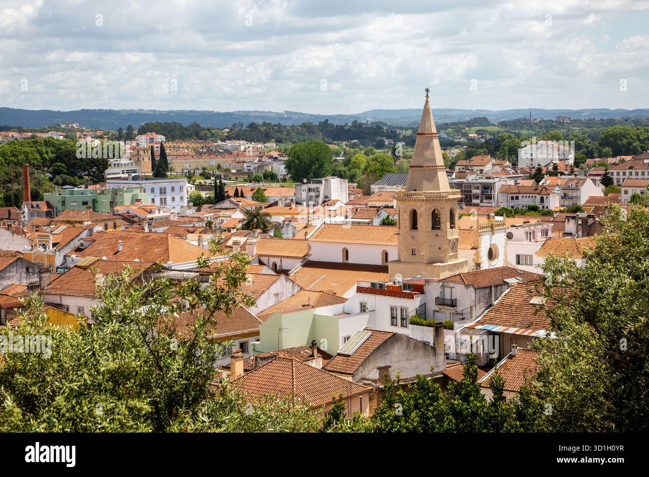 Blick von oben auf die Kirche des Hl. Johannes des täufers auf dem Hauptplatz oder die Praca da República in der portugiesischen Stadt Tomar Portugal Stockfoto