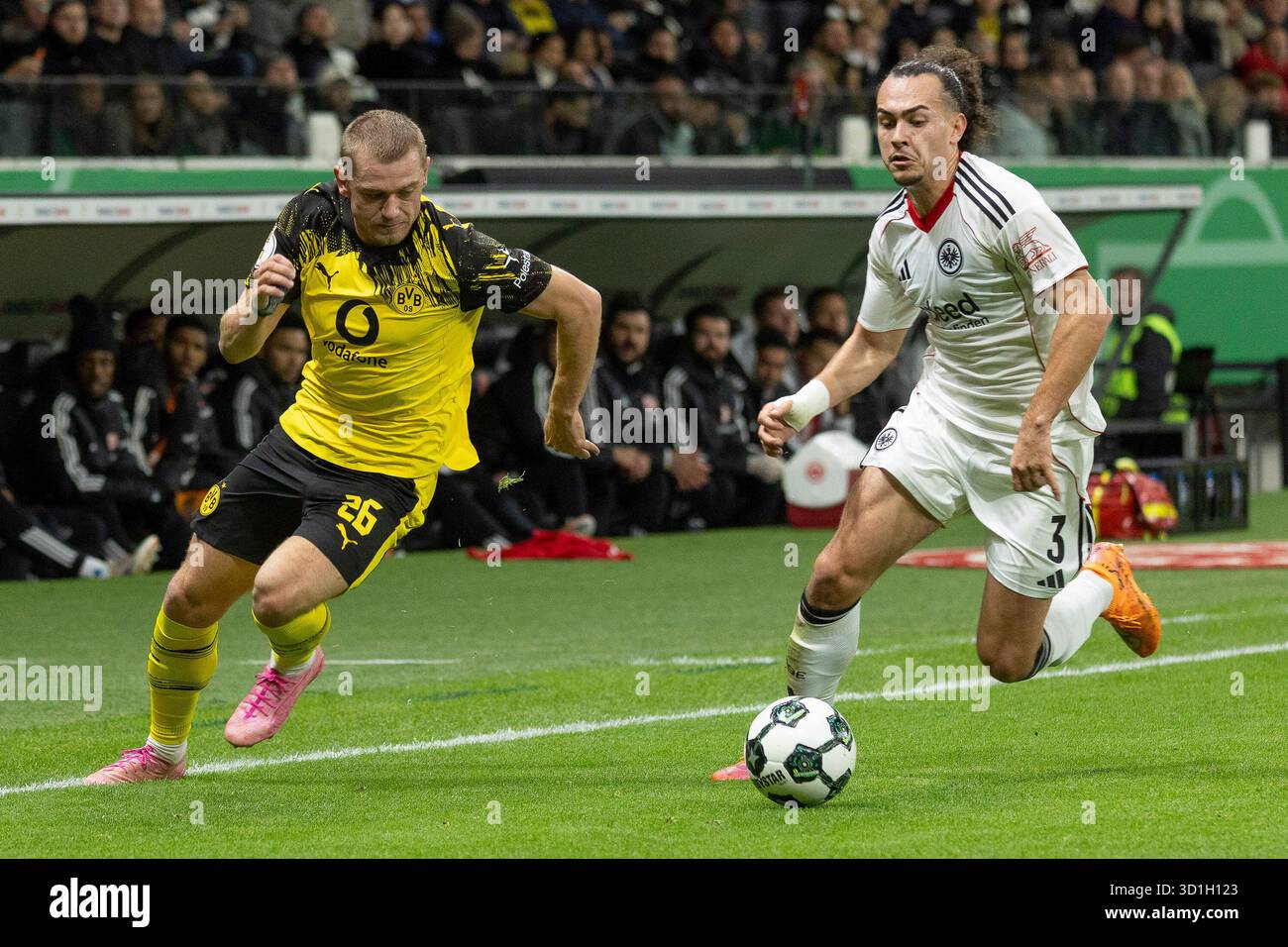 Arthur Theate (Eintracht Frankfurt #3) & Julian Ryerson (Dortmund 26) im Kampf um den Ball,Eintracht Frankfurt - Borussia Dortmund, Frankfurt, Deutsche Bank Park, 28.10.2025 Credit: BEAUTIFUL SPORTS Pressefotoagentur/Alamy Live News Stockfoto