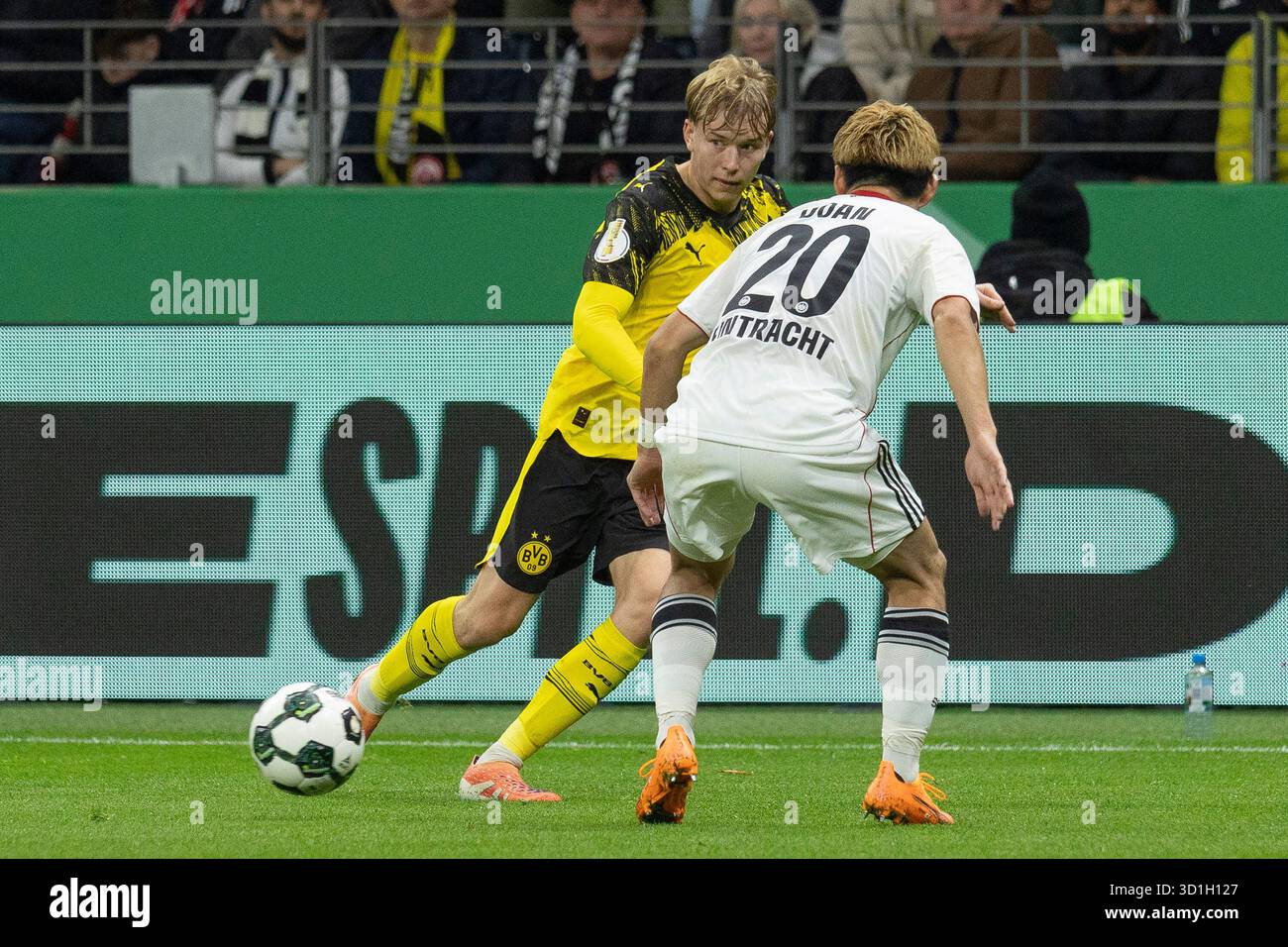 Daniel Svensson (Dortmund 24) & Ritsu Doan (Eintracht Frankfurt #20) im Kampf um den Ball, Eintracht Frankfurt - Borussia Dortmund, Frankfurt, Deutsche Bank Park, 28.10.2025 Credit: BEAUTIFUL SPORTS Pressefotoagentur/Alamy Live News Stockfoto