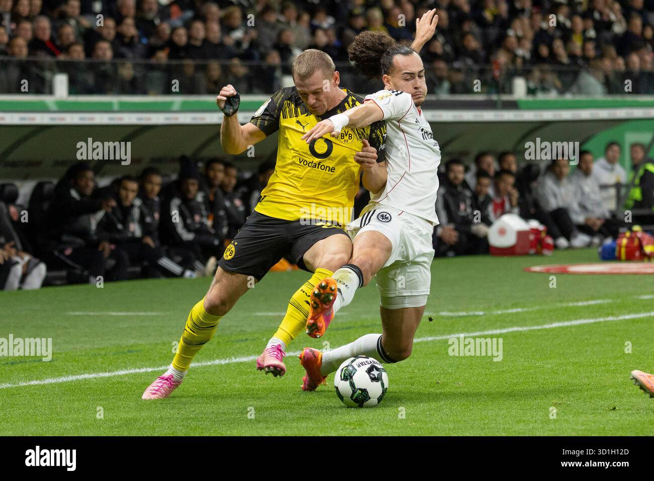 Arthur Theate (Eintracht Frankfurt #3) & Julian Ryerson (Dortmund 26) im Kampf um den Ball,Eintracht Frankfurt - Borussia Dortmund, Frankfurt, Deutsche Bank Park, 28.10.2025 Credit: BEAUTIFUL SPORTS Pressefotoagentur/Alamy Live News Stockfoto