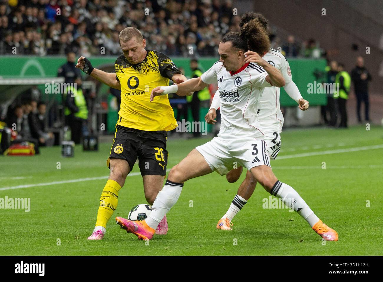 Arthur Theate (Eintracht Frankfurt #3) & Julian Ryerson (Dortmund 26) im Kampf um den Ball, Eintracht Frankfurt - Borussia Dortmund, Frankfurt, Deutsche Bank Park, 28.10.2025 Credit: BEAUTIFUL SPORTS Pressefotoagentur/Alamy Live News Stockfoto