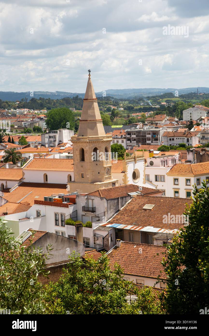 Blick von oben auf die Kirche des Hl. Johannes des täufers auf dem Hauptplatz oder die Praca da República in der portugiesischen Stadt Tomar Portugal Stockfoto