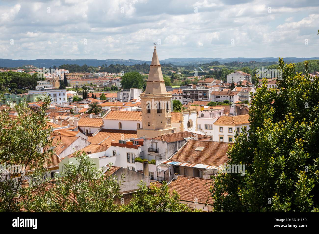 Blick von oben auf die Kirche des Hl. Johannes des täufers auf dem Hauptplatz oder die Praca da República in der portugiesischen Stadt Tomar Portugal Stockfoto