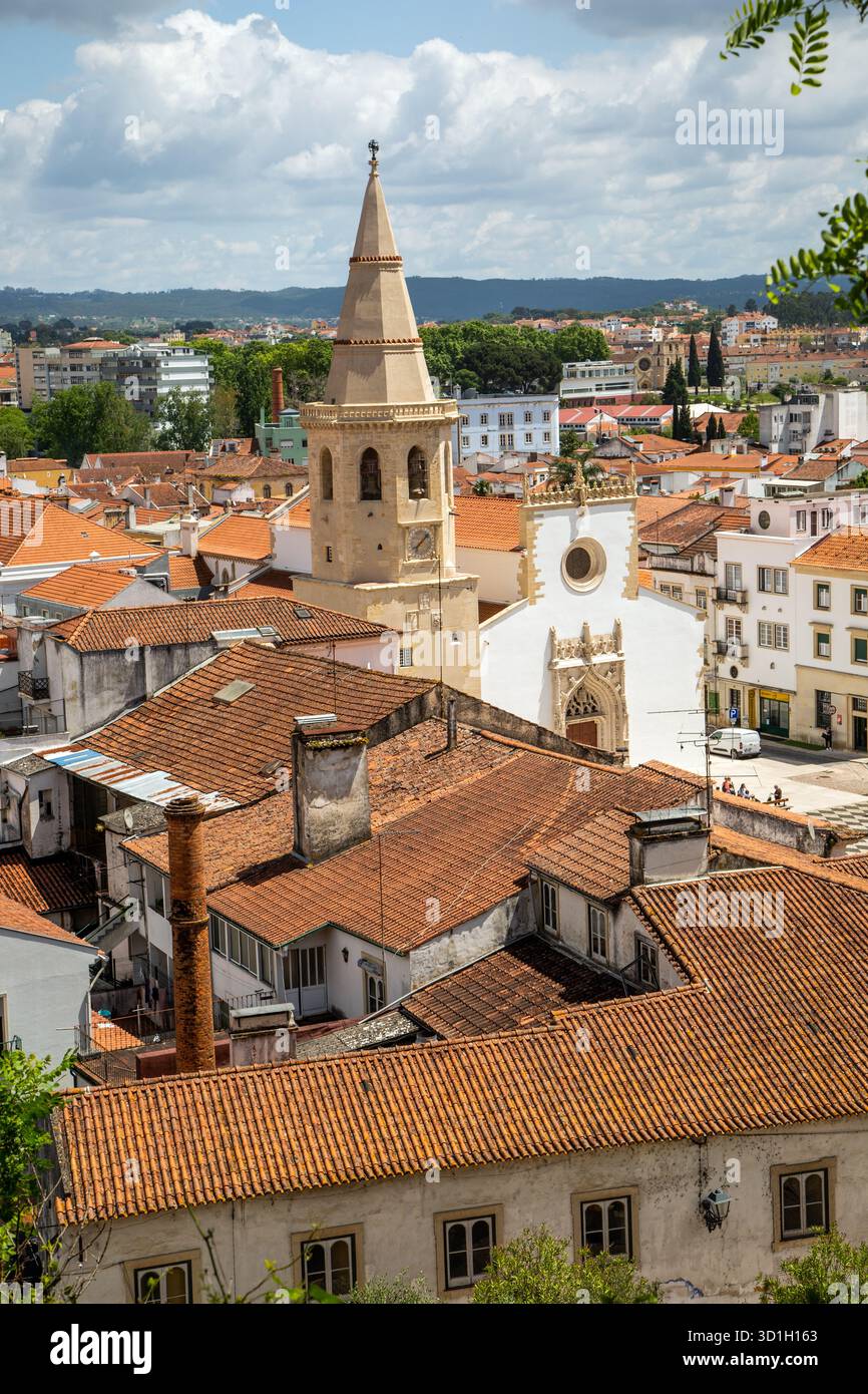 Blick von oben auf die Kirche des Hl. Johannes des täufers auf dem Hauptplatz oder die Praca da República in der portugiesischen Stadt Tomar Portugal Stockfoto