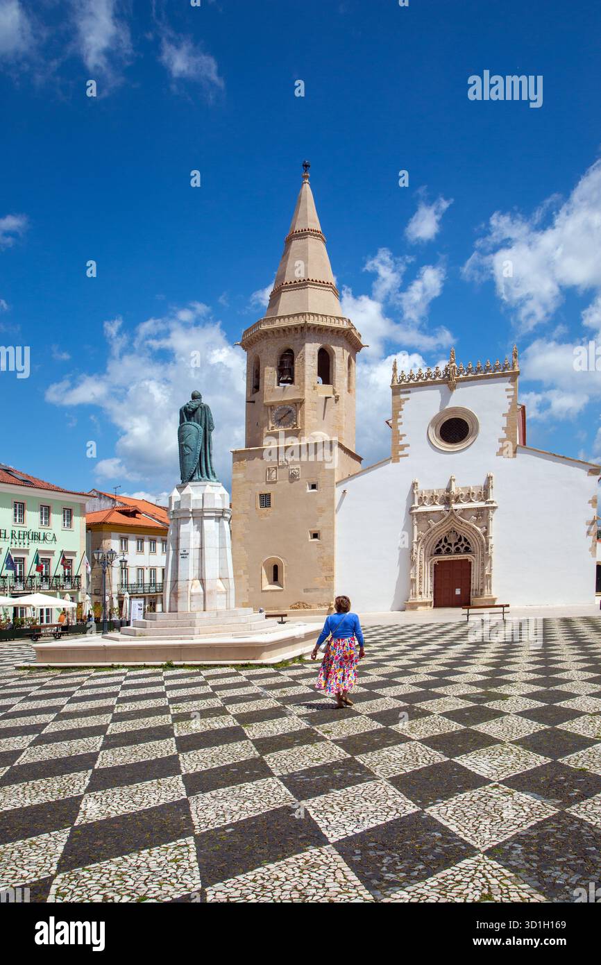 Die Kirche des Heiligen Johannes des täufers und die Statue von Gualdim Pais auf dem Hauptplatz oder Praca da República in der portugiesischen Stadt Tomar Portugal Stockfoto