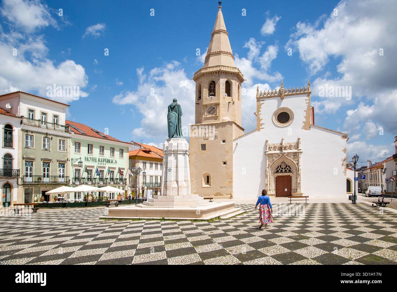 Die Kirche des Heiligen Johannes des täufers und die Statue von Gualdim Pais auf dem Hauptplatz oder Praca da República in der portugiesischen Stadt Tomar Portugal Stockfoto