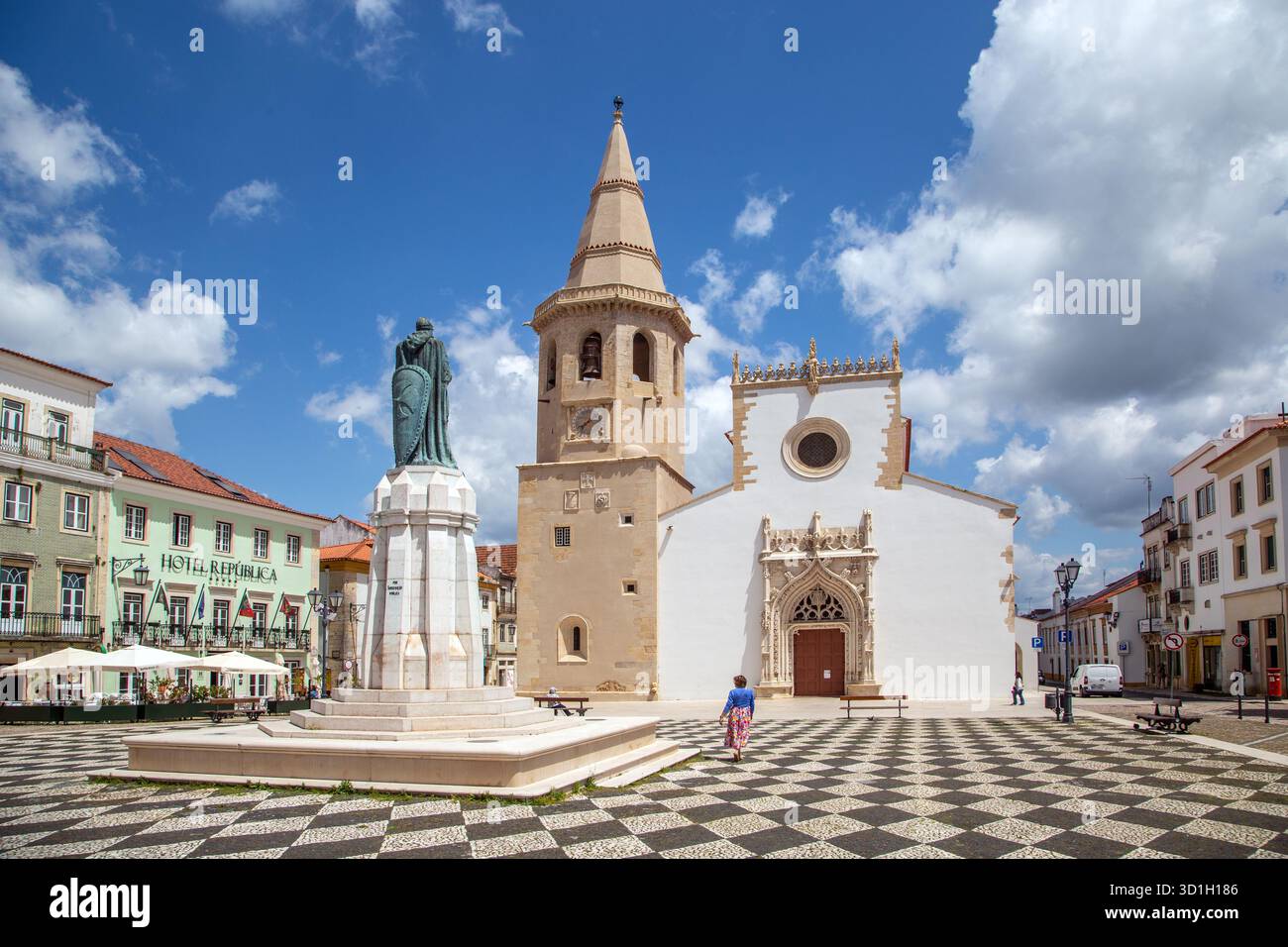 Die Kirche des Heiligen Johannes des täufers und die Statue von Gualdim Pais auf dem Hauptplatz oder Praca da República in der portugiesischen Stadt Tomar Portugal Stockfoto