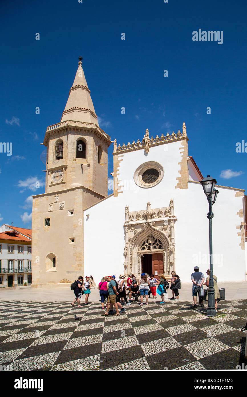 Die Kirche St. Johannes des täufers auf dem Hauptplatz oder die Praca da República in der portugiesischen Stadt Tomar Portugal, die ehemalige Heimat des Tempelritters war Stockfoto