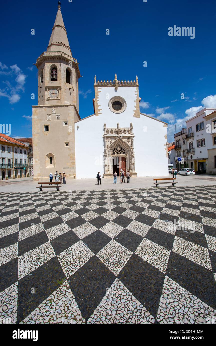 Die Kirche St. Johannes des täufers auf dem Hauptplatz oder die Praca da República in der portugiesischen Stadt Tomar Portugal, die ehemalige Heimat des Tempelritters war Stockfoto