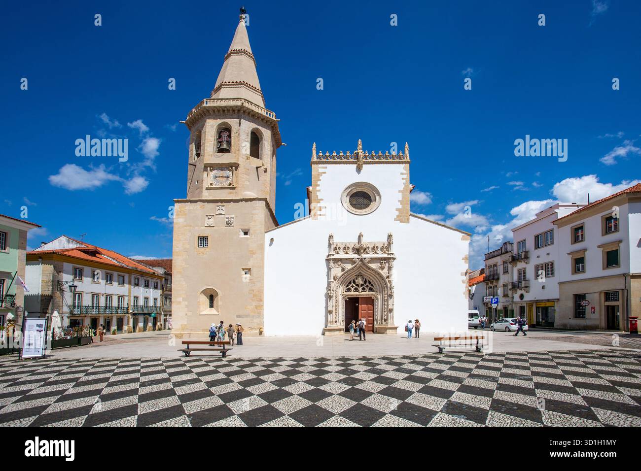 Die Kirche St. Johannes des täufers auf dem Hauptplatz oder die Praca da República in der portugiesischen Stadt Tomar Portugal, die ehemalige Heimat des Tempelritters war Stockfoto